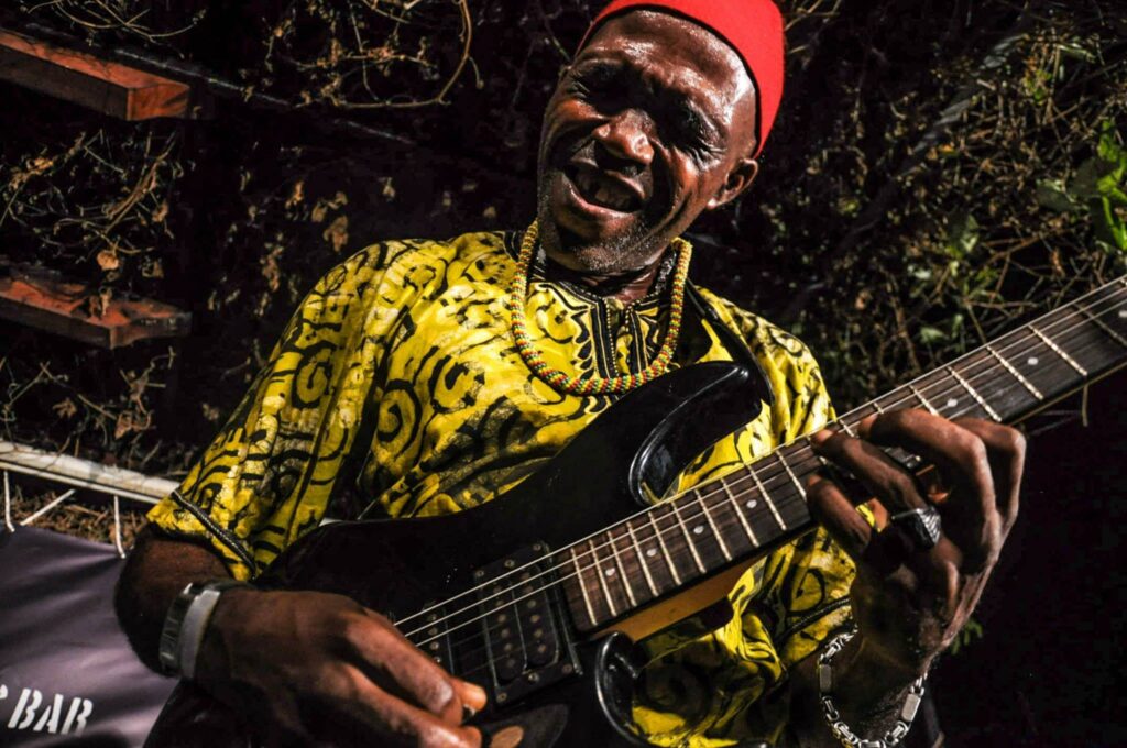 MAN PLAYING THE GUITAR IN THE BAR